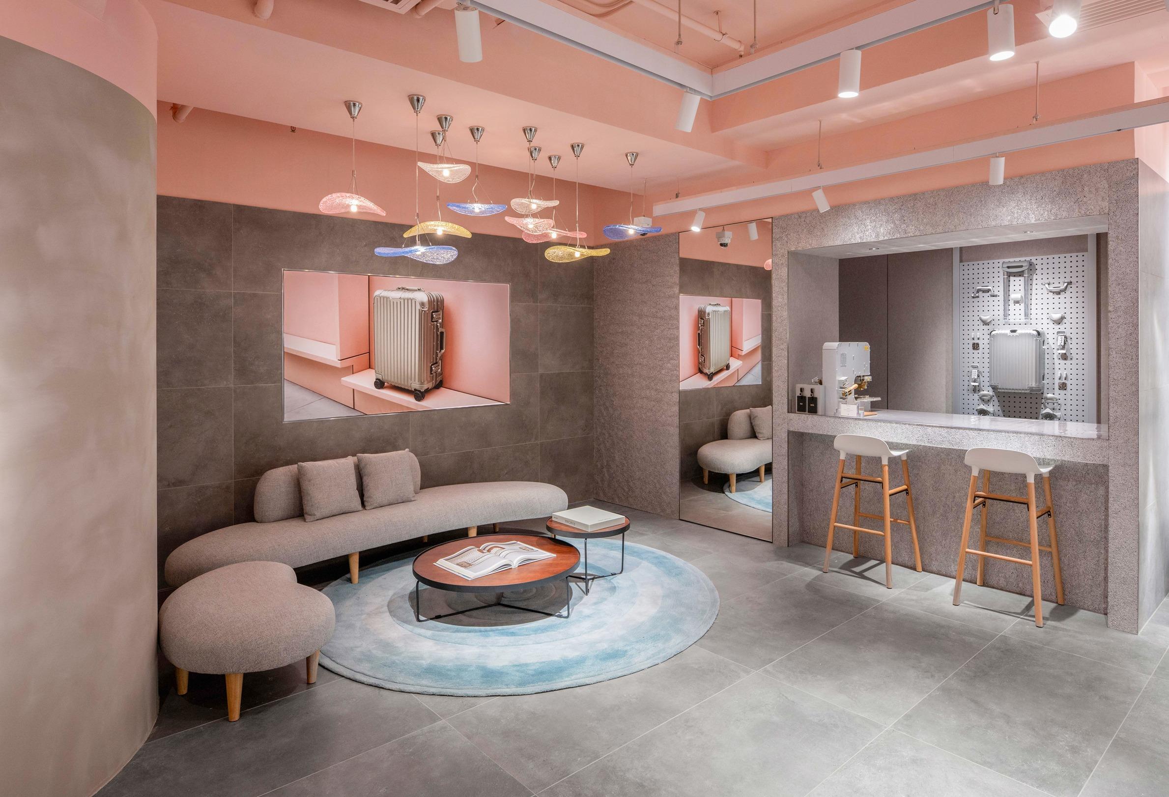 旗艦店一樓佔地144 平方米,設有客戶服務中心,為RIMOWA行李箱提供全面支援。