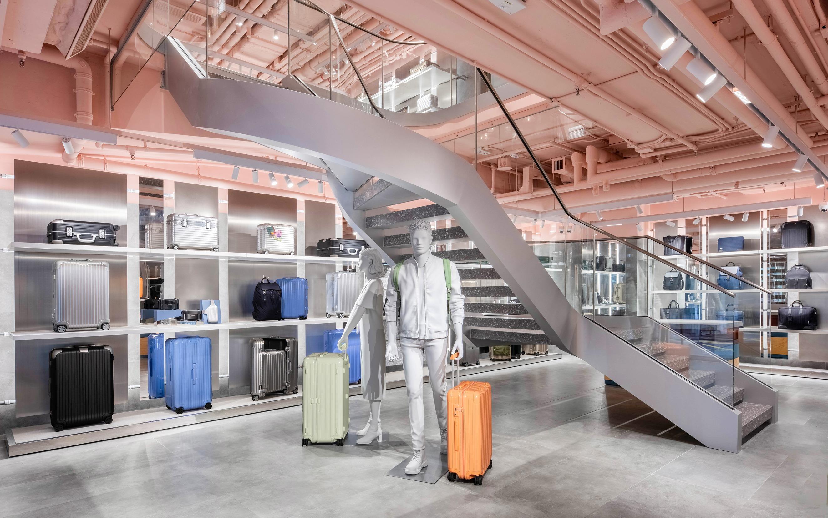 重新裝潢的RIMOWA旗艦店擴展至兩層。
