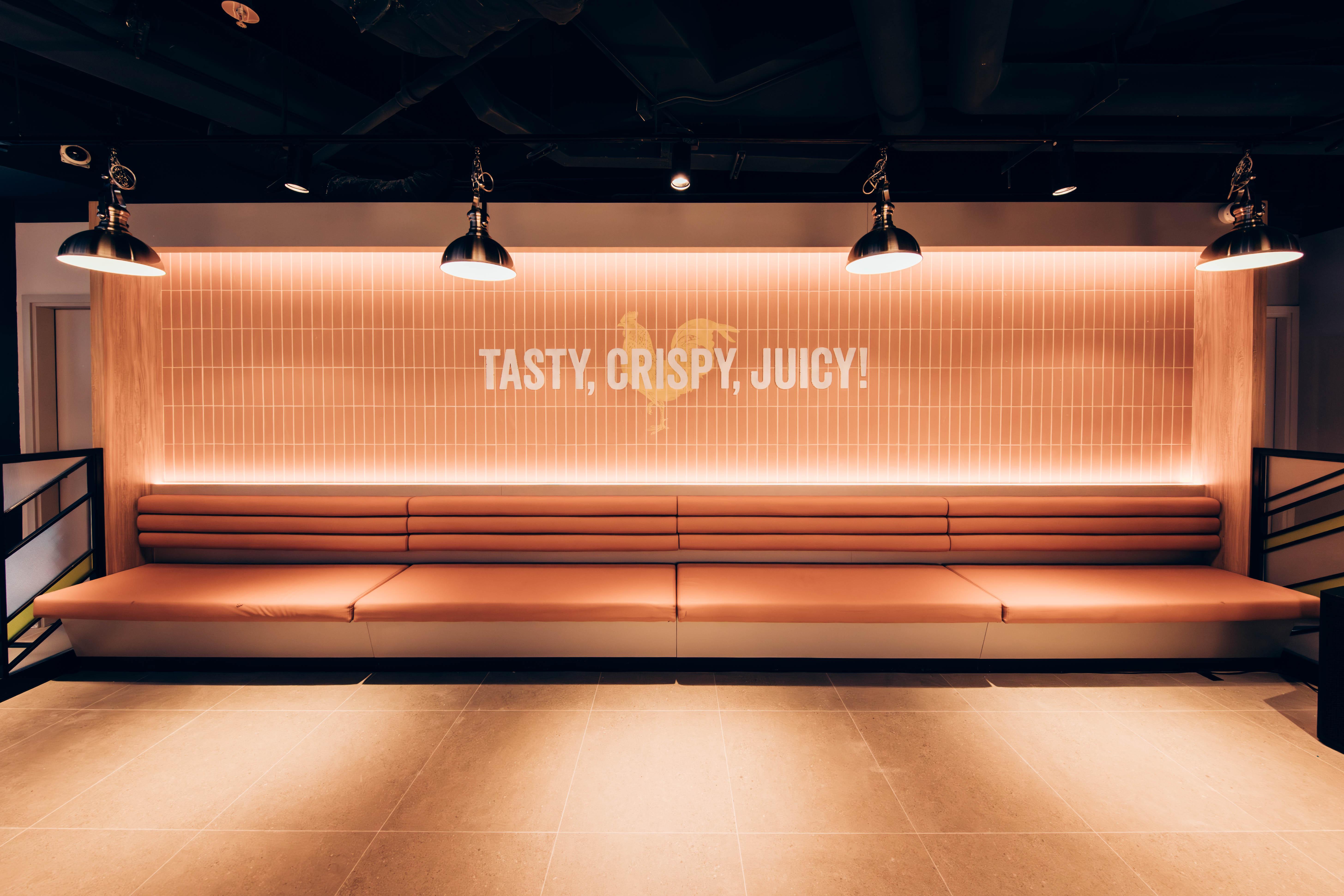 新店佔地139平方米,提供106個座位,淡黃色的室內色調加上以可愛BBURING為設計主題的打卡位,反映了清新的品牌概念。