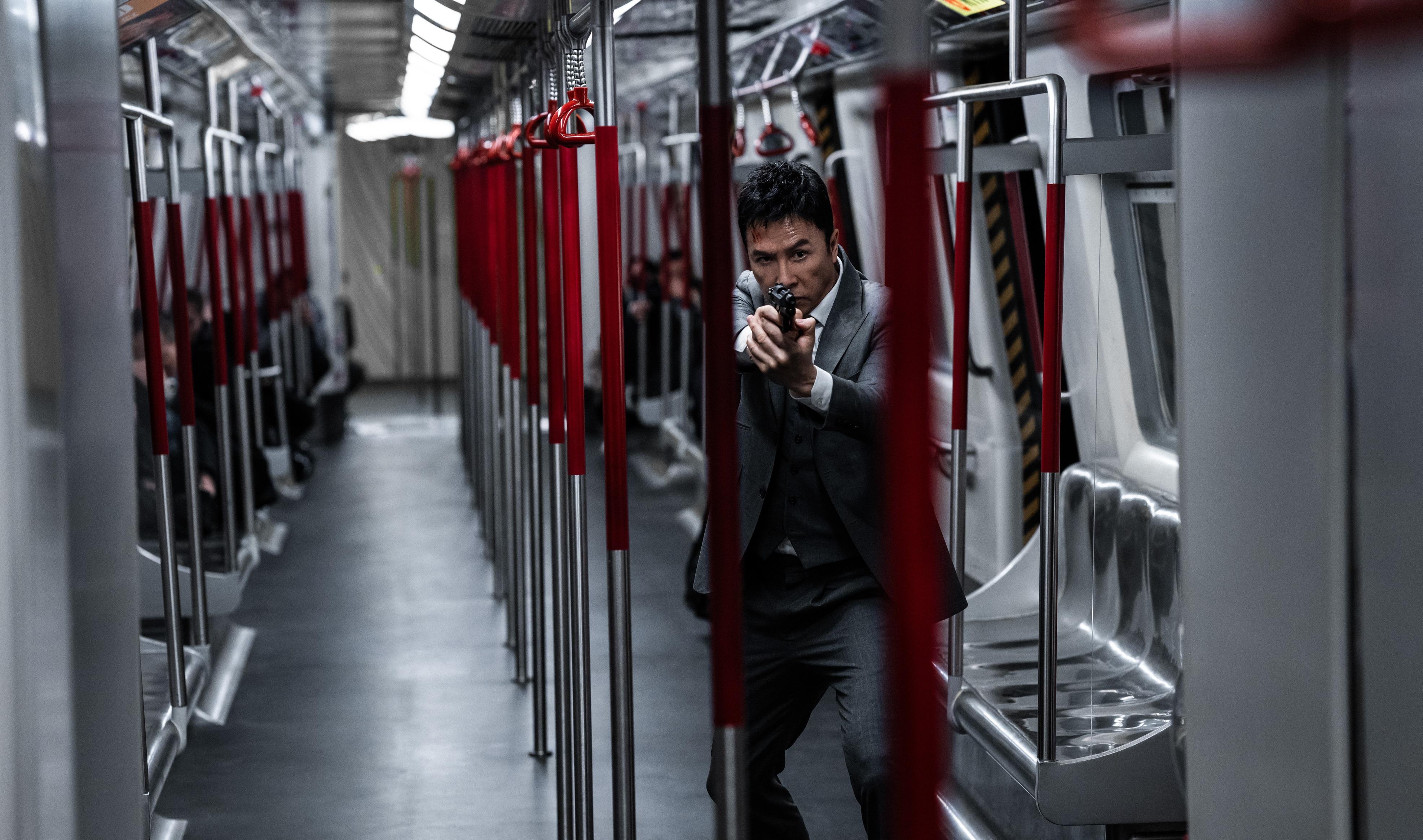 甄子丹在電影《誤判》首次挑戰演檢察官,能文能武。