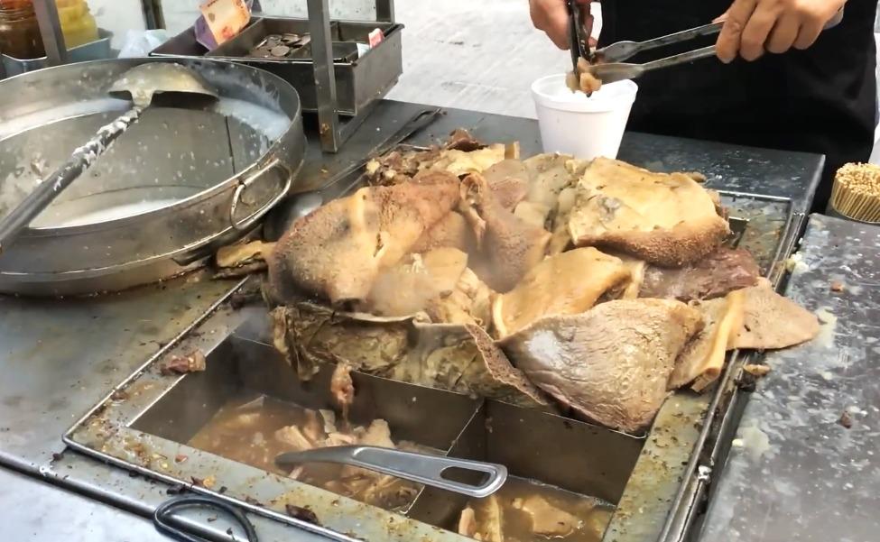 街頭牛雜檔售賣多種牛的內臟,包括牛肚、牛胃、牛心、牛肝、牛腎、牛肺、牛柏枼、牛腸等,浸在濃濃的鹵水汁之中,每個部位吃來都很美味。你最喜愛吃哪一款?(網上截圖)