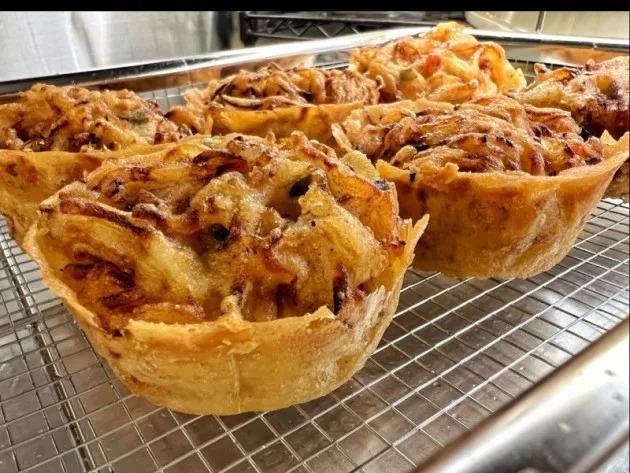 炸油糍是由五香粉、胡椒粉、糖、鹽、麻油調味的蘿蔔絲,混合了蝦米、芫茜和麵粉漿調成圓形餅狀,放進油鑊炸熟後製成的。(網上截圖)