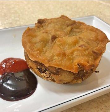 炸油糍蘸點甜醬或辣醬同吃,特別滋味。(網上圖片)