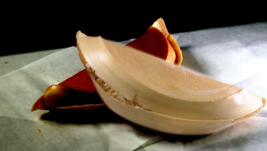 對摺切成三角形的冷糕。(網上截圖)