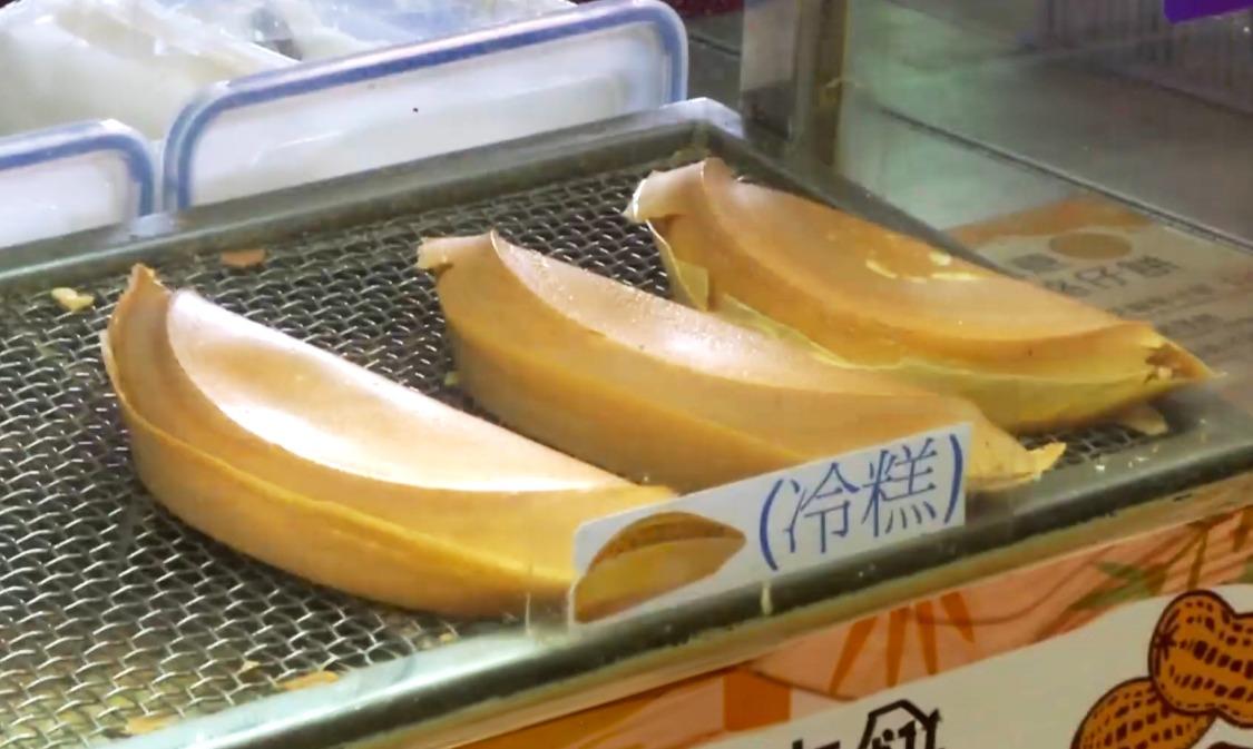 對摺切成三角形的冷糕。(網上截圖)