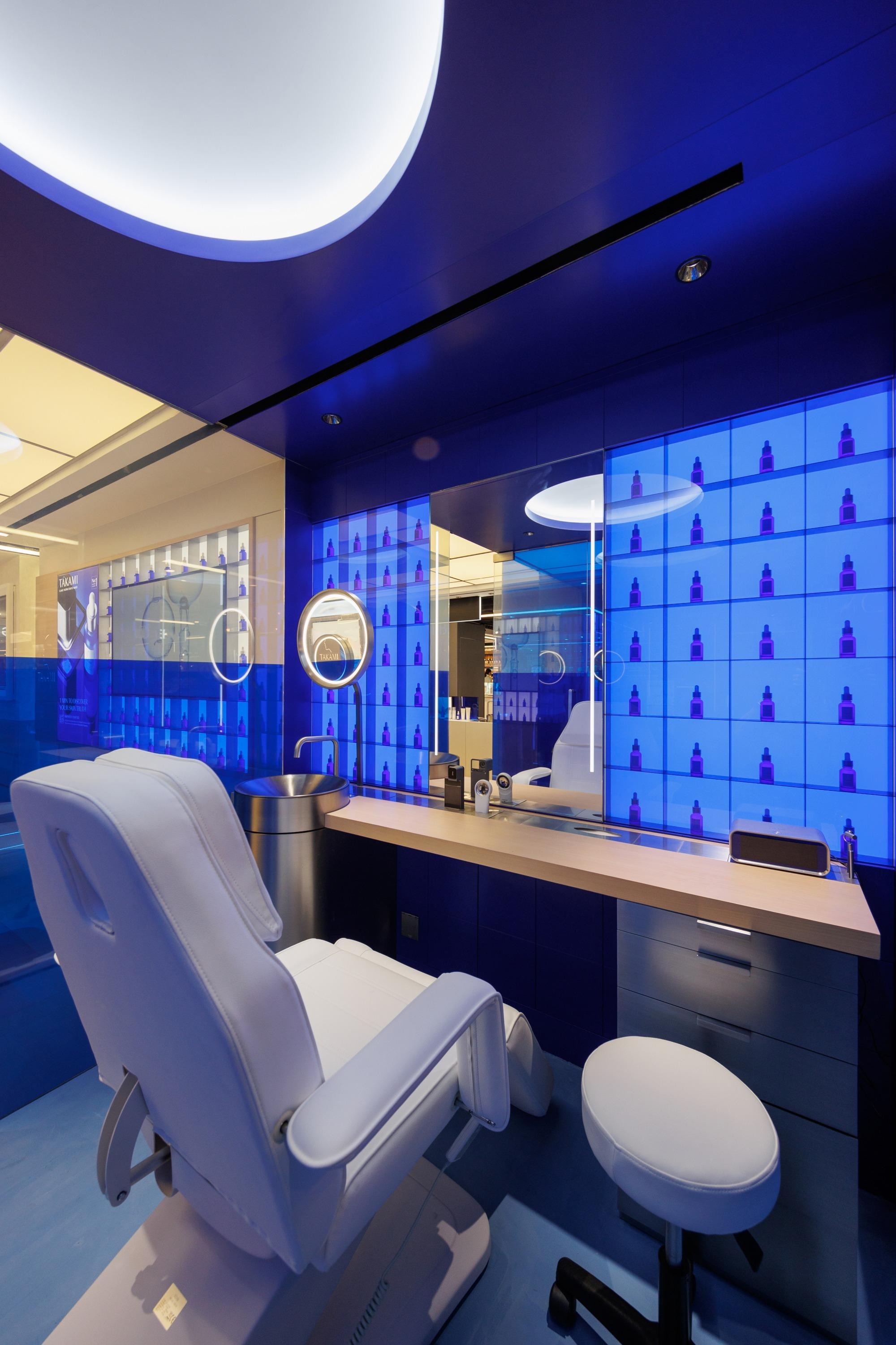 香港專櫃設有專業角質護理中心(BLUE CLINIC),連日本專櫃都未必有。