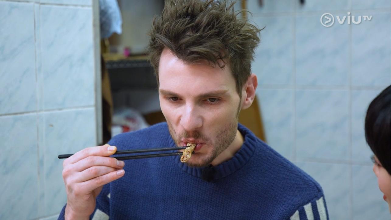 Brendan愛吃牛雜,更示範如何啜牛粉腸。(《唔鹹唔淡香港指南》截圖)