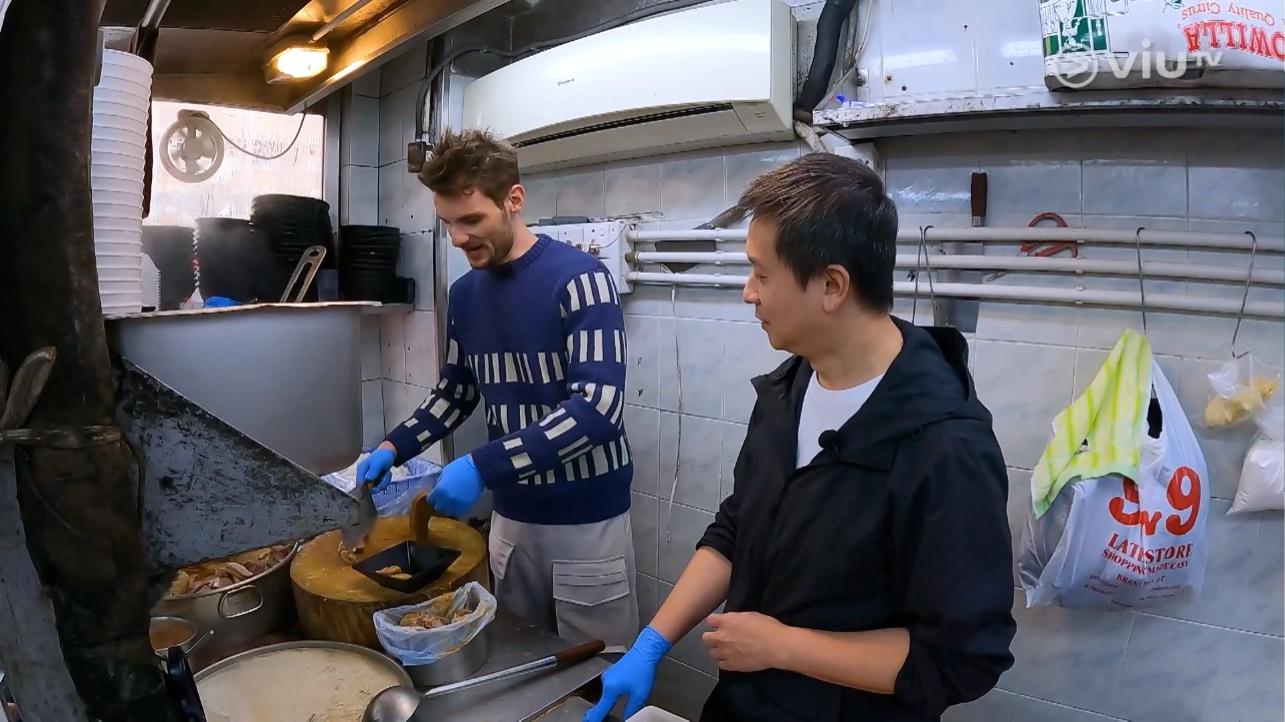 Brendan愛吃牛雜,更跟食店老闆學切牛雜。(《唔鹹唔淡香港指南》截圖)