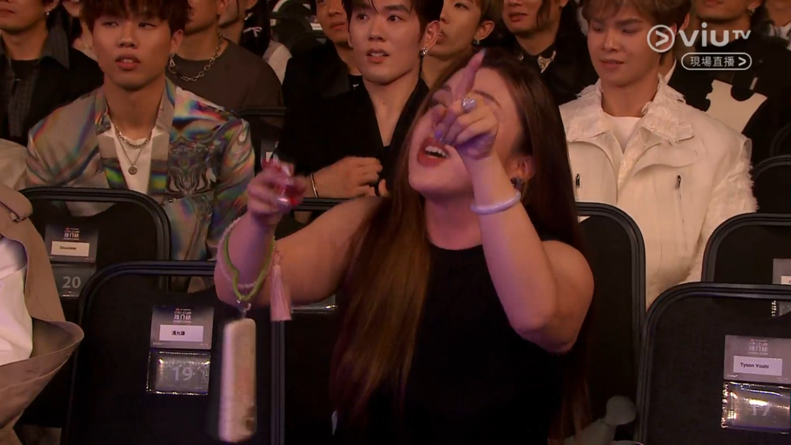 鏡頭見到台下的Serrini不停做手勢示意,著Tyson說出某句