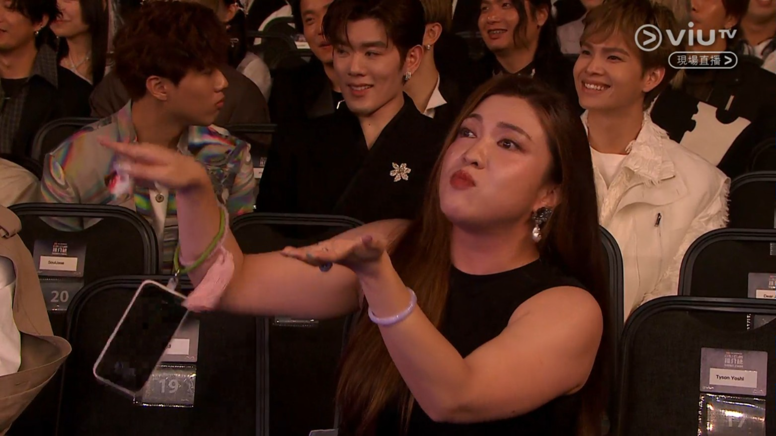 鏡頭見到台下的Serrini不停做手勢示意,著Tyson說出某句