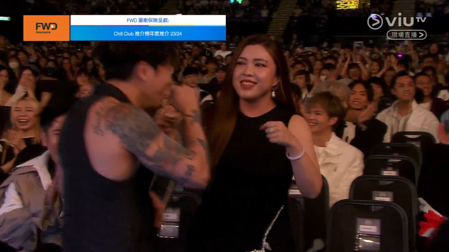 鏡頭見到台下的Serrini不停做手勢示意,著Tyson說出某句