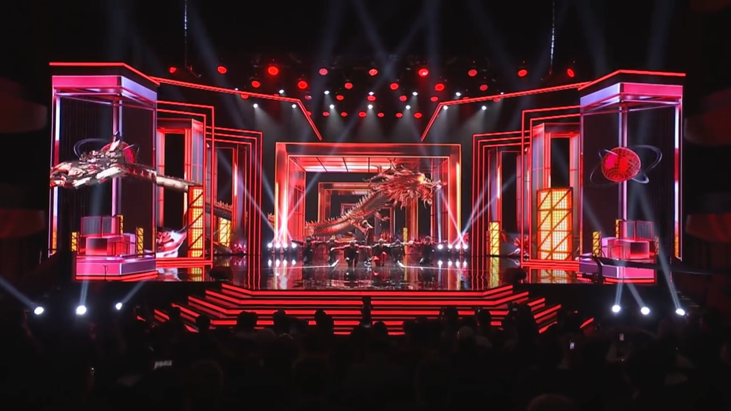 LOONG 9出場時,上面螢幕有一條紅色龍飛過。