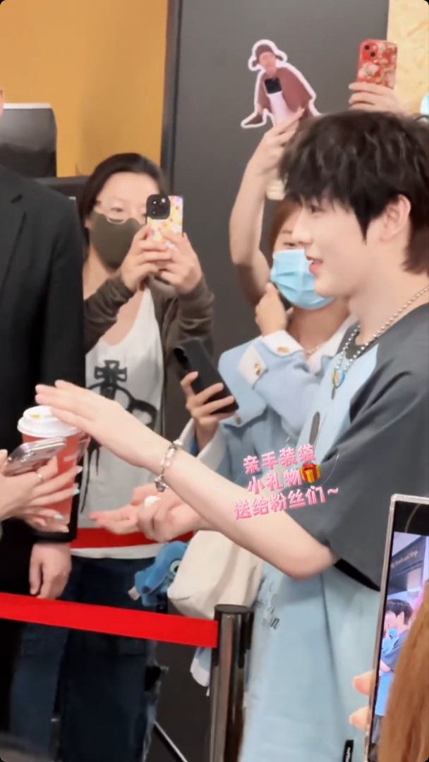 LOONG 9官方微博上載四子見面會的花絮。