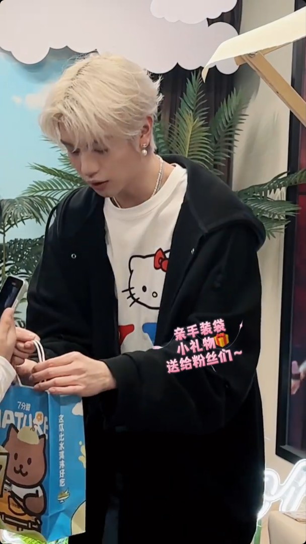 LOONG 9官方微博上載四子見面會的花絮。