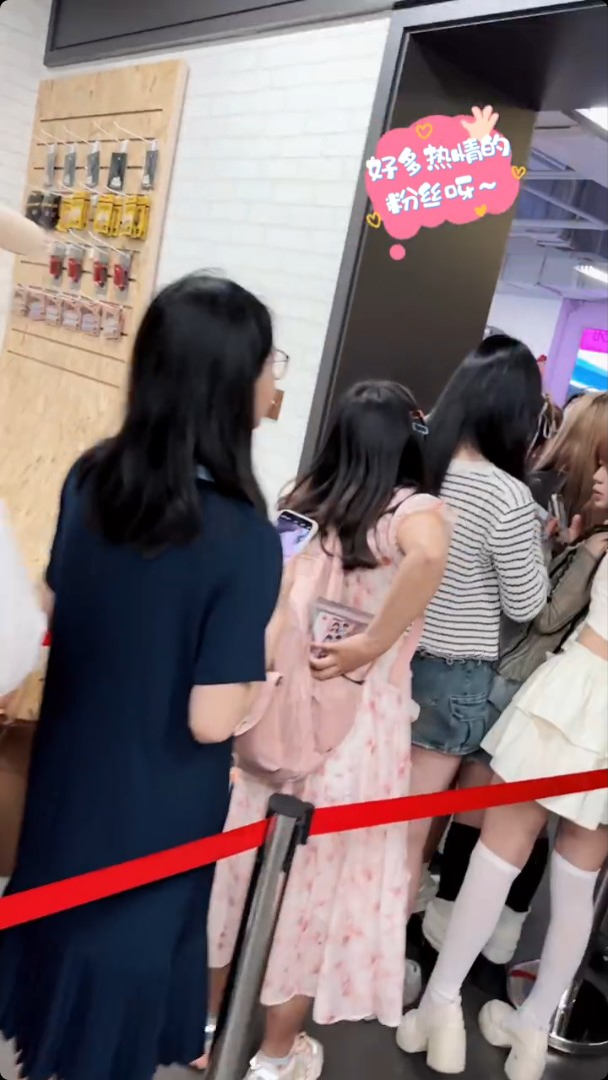 LOONG 9官方微博上載四子見面會的花絮。