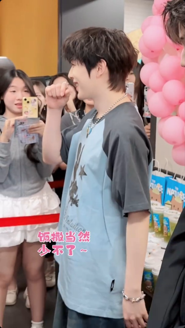 LOONG 9官方微博上載四子見面會的花絮。