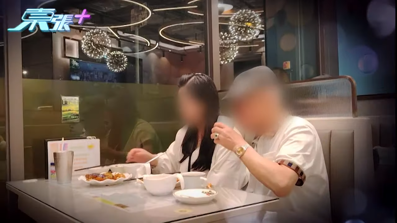網民見到何生何太在餐廳食飯的照片,原來是在香港一間茶餐廳。