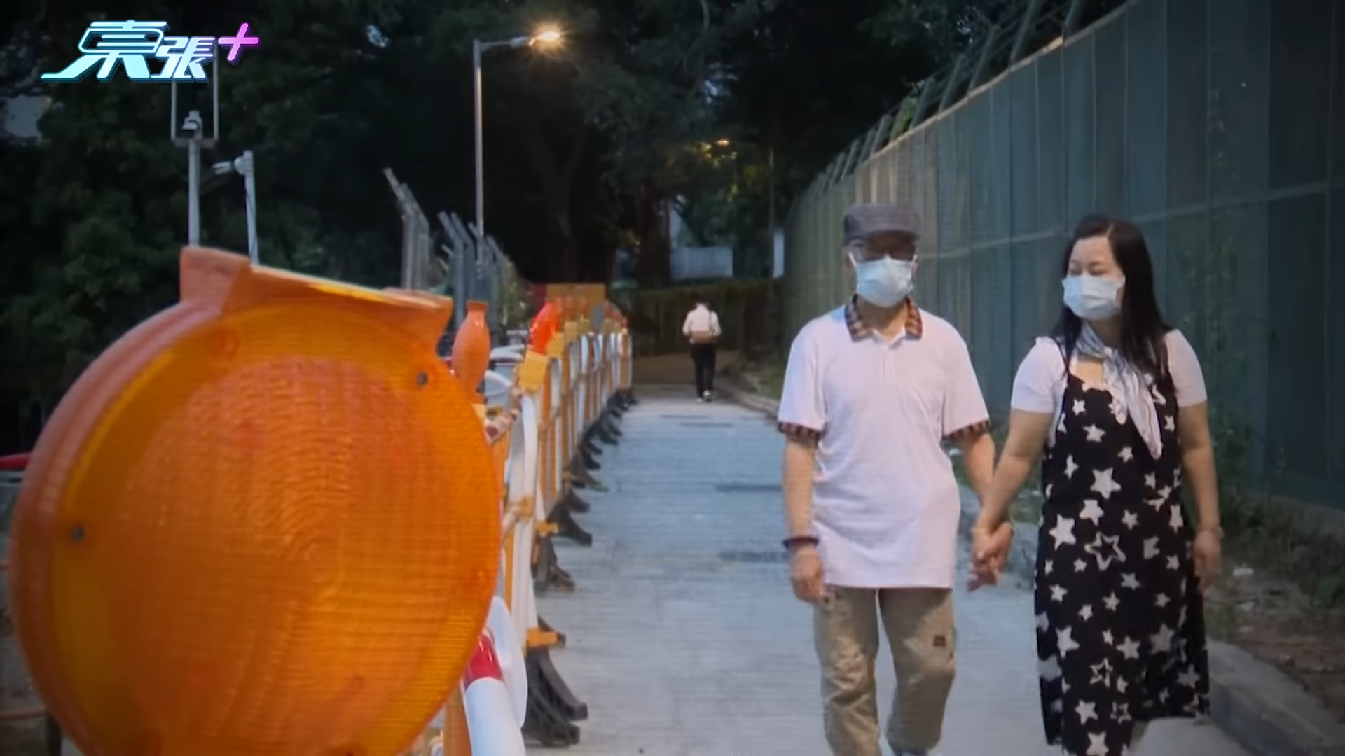 無綫更用「風雨同路見真心」去形容何伯第二次訪問,但就加了一個問號句子的後面。