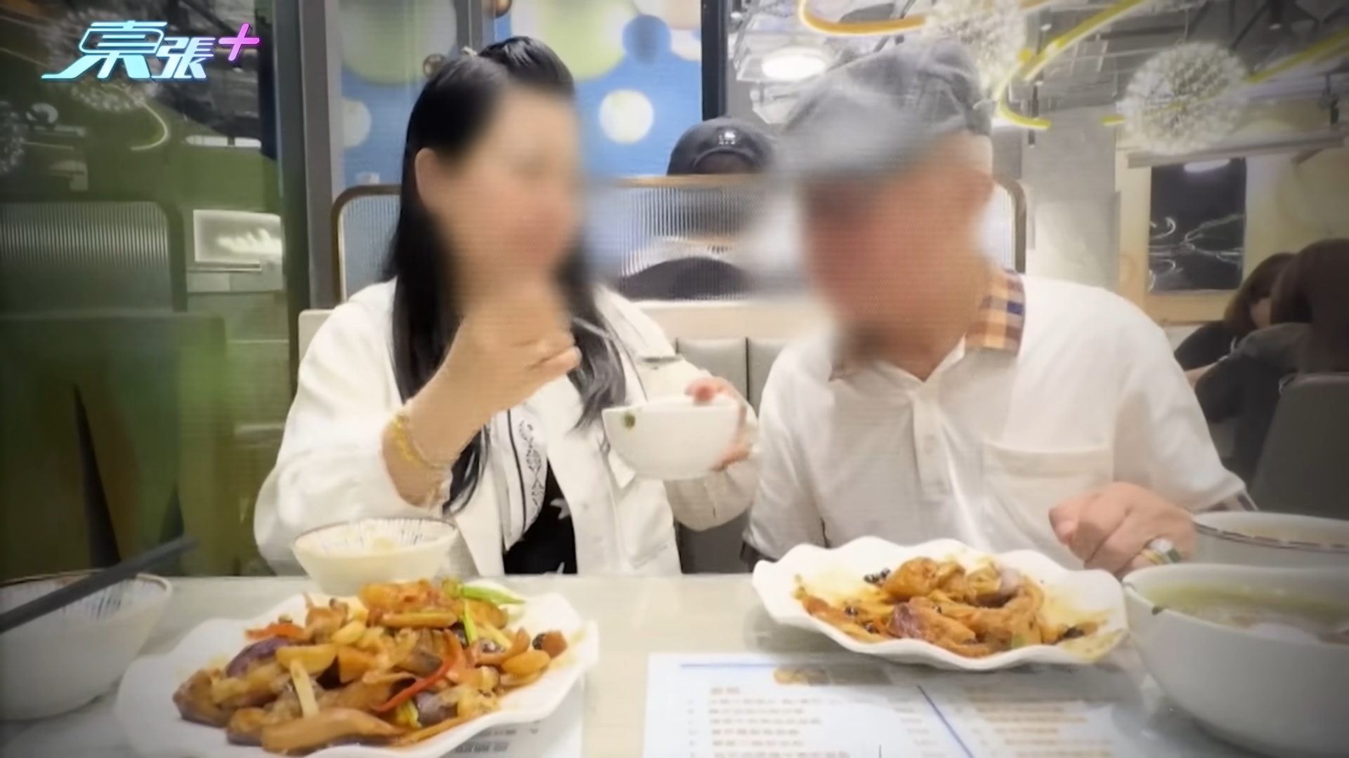 無綫更用「風雨同路見真心」去形容何伯第二次訪問,但就加了一個問號句子的後面。