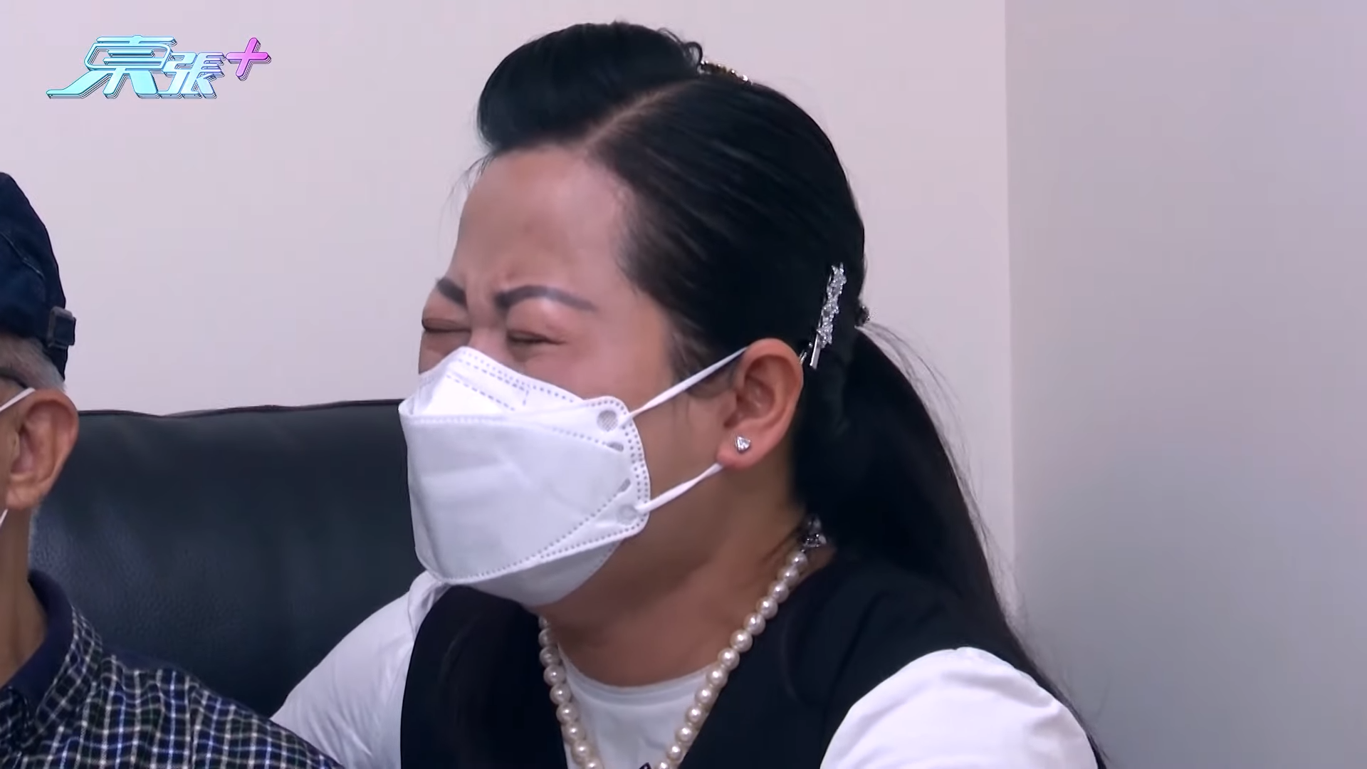 《東張西望》報道76歲何伯跟46歲內地嫩妻的事件,引來全城熱話。