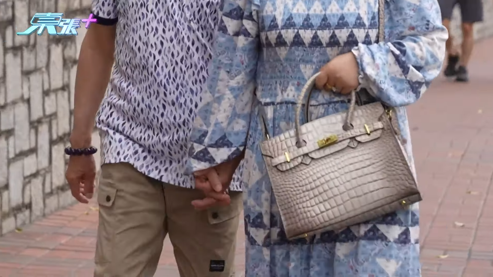 《東張西望》報道76歲何伯跟46歲內地嫩妻的事件,引來全城熱話。