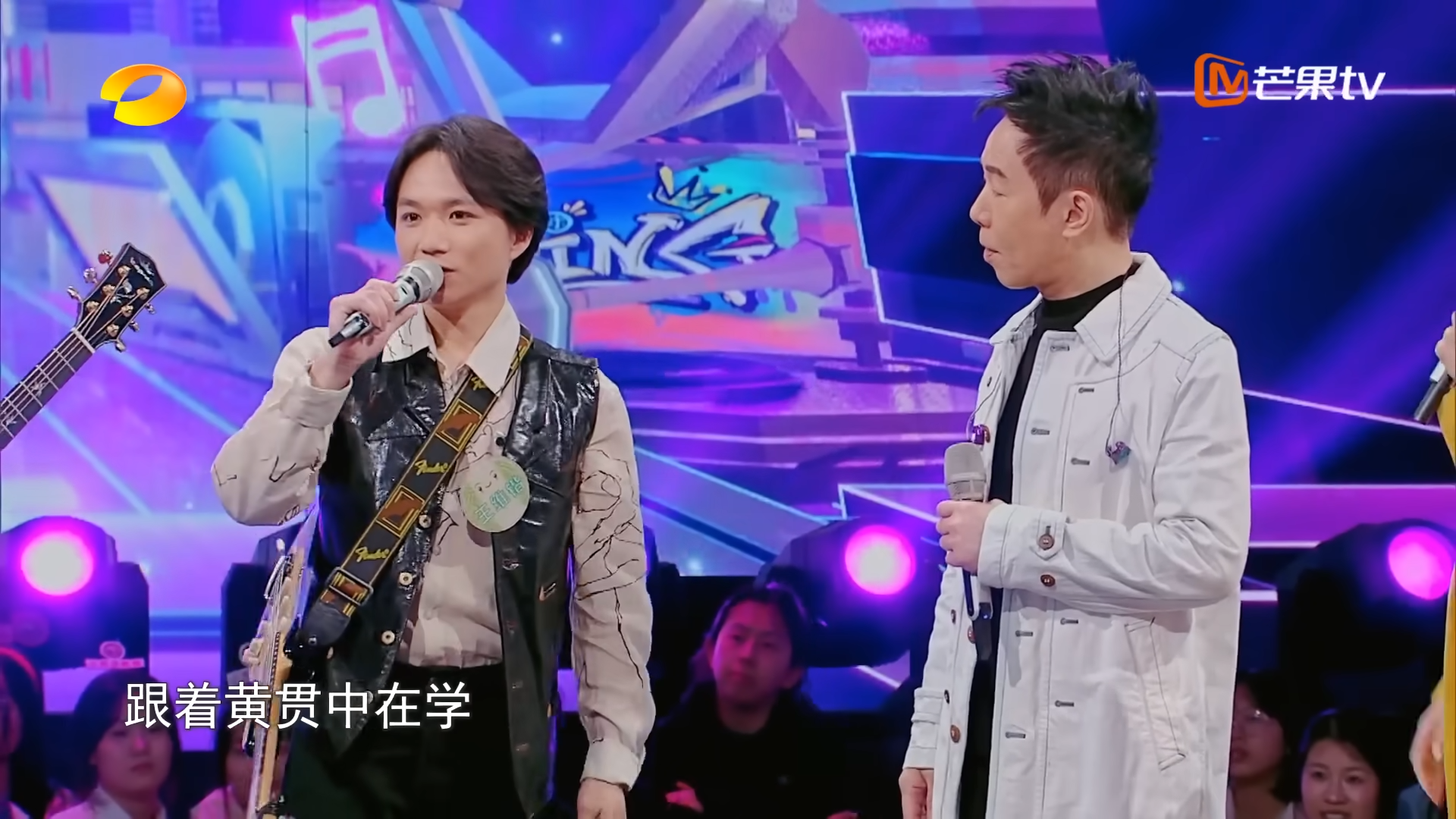 黃貫中見到王維鍇之後,望了很多遍,直至見到對方玩結他時,才感覺對方跟年輕時的家駒很似。