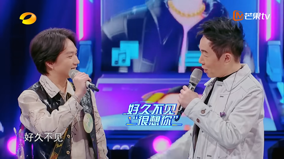 黃貫中見到王維鍇之後,望了很多遍,直至見到對方玩結他時,才感覺對方跟年輕時的家駒很似。