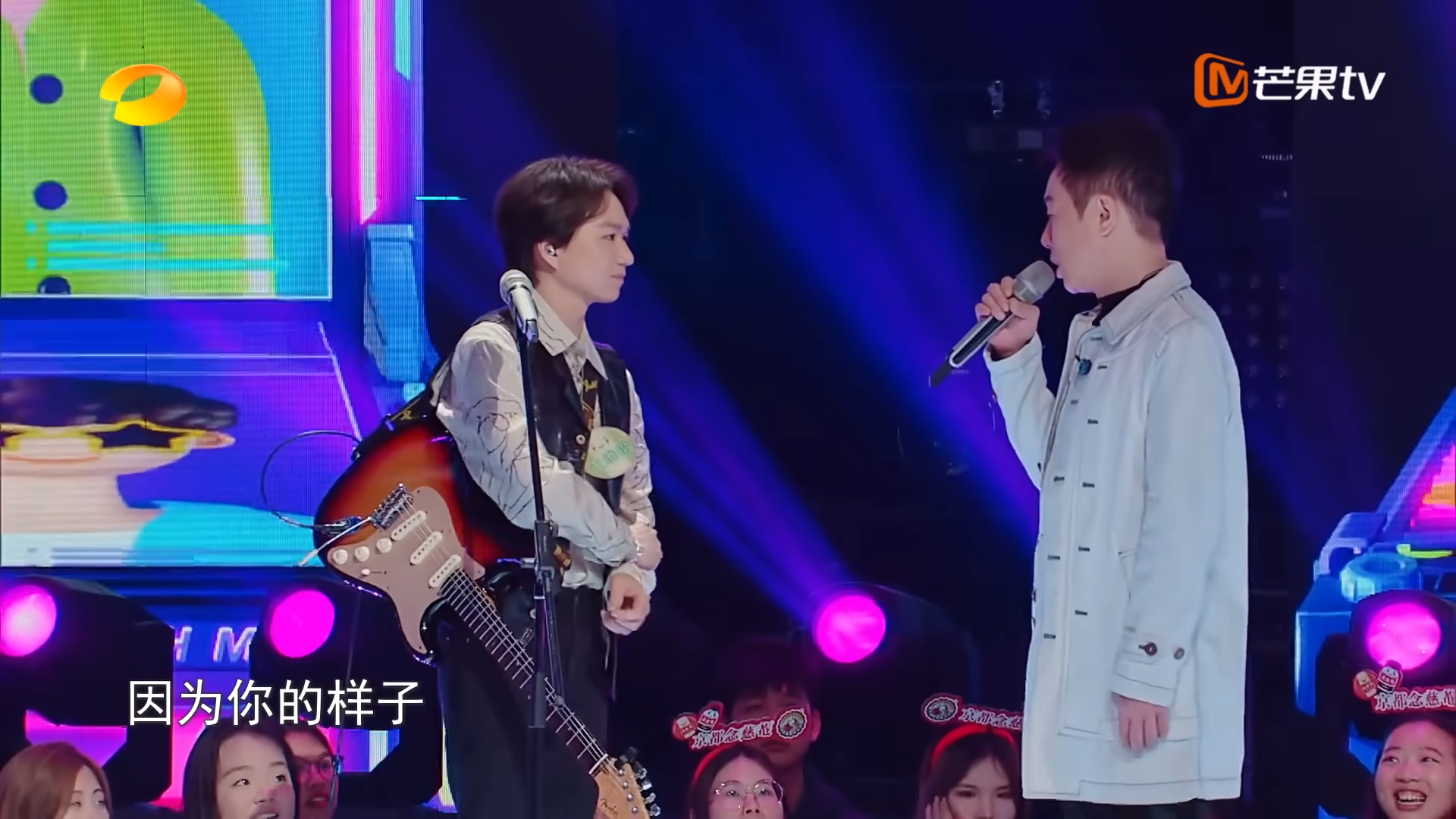 黃貫中見到王維鍇之後,望了很多遍,直至見到對方玩結他時,才感覺對方跟年輕時的家駒很似。