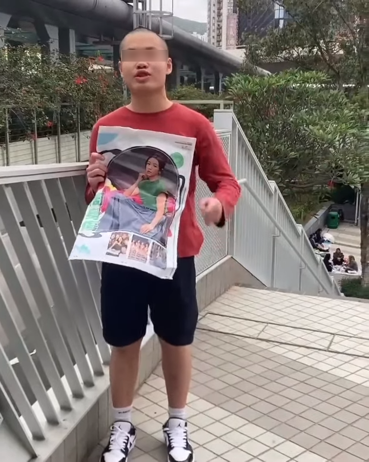 光頭Bob曾拿住蔡思貝的報紙不停用粗口大罵。