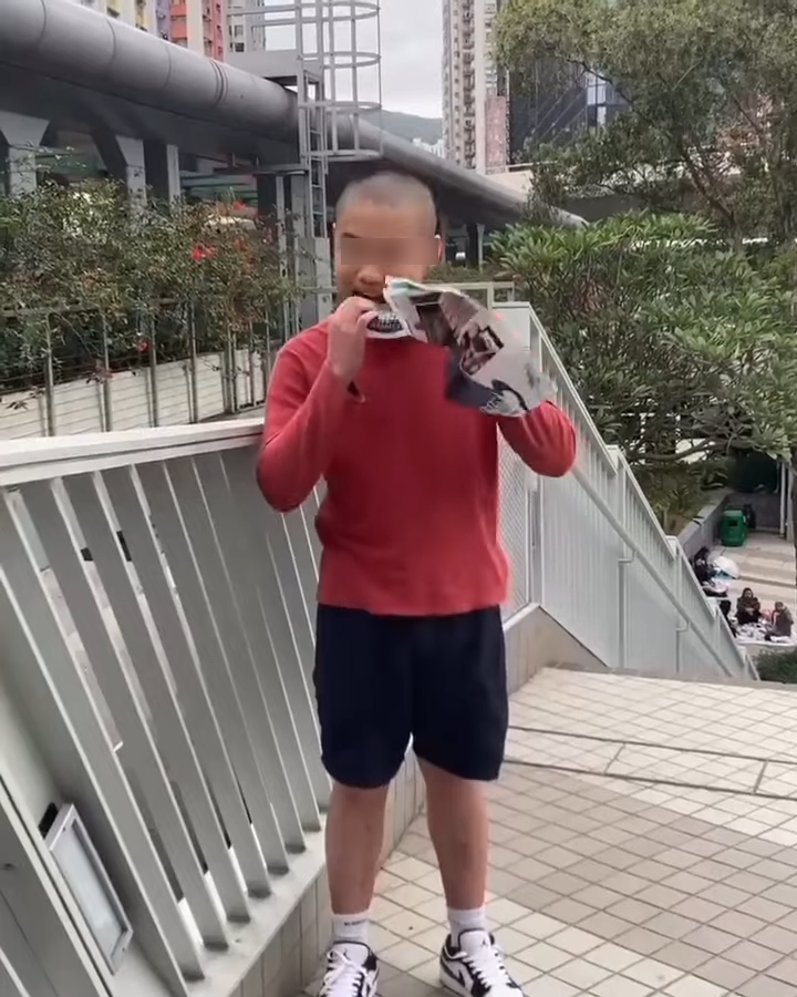 光頭Bob更把印有蔡思貝的報紙擺入口不停吃。