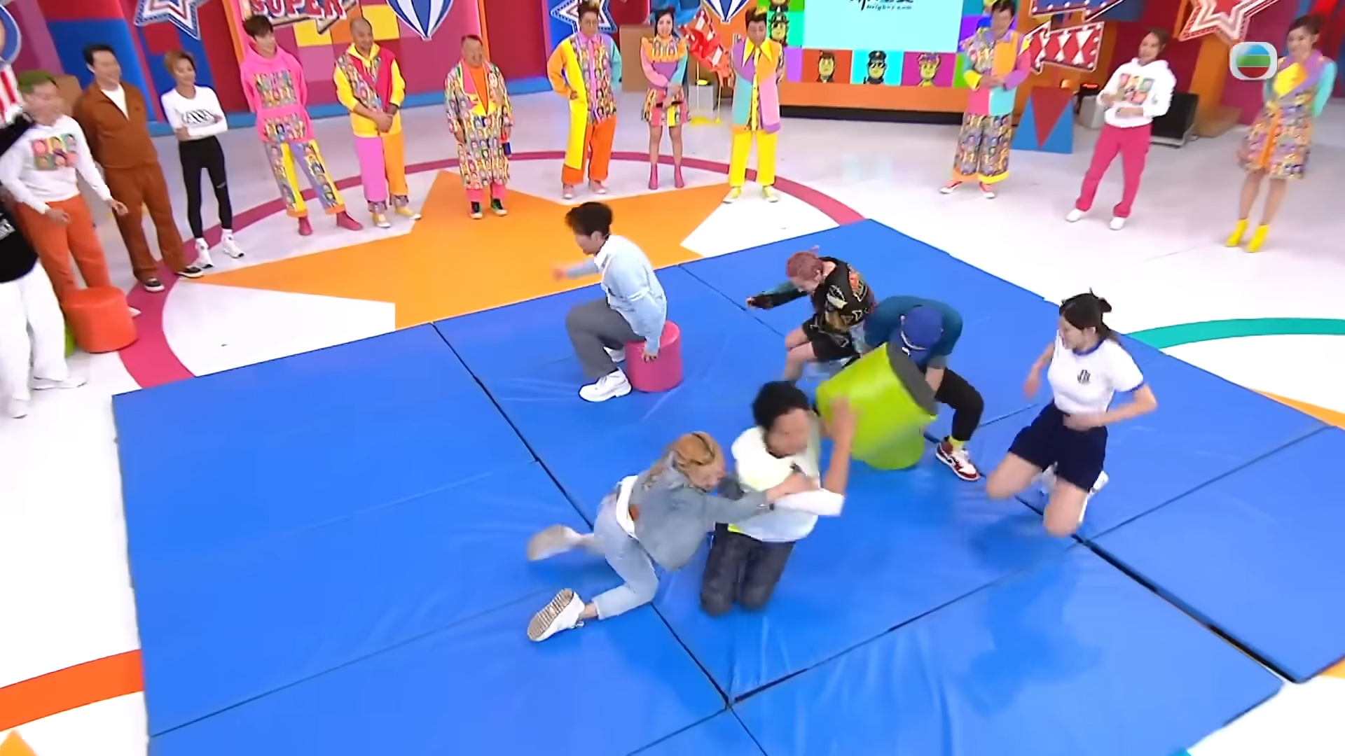 郭珮文疑被梁競徽鹹豬手。