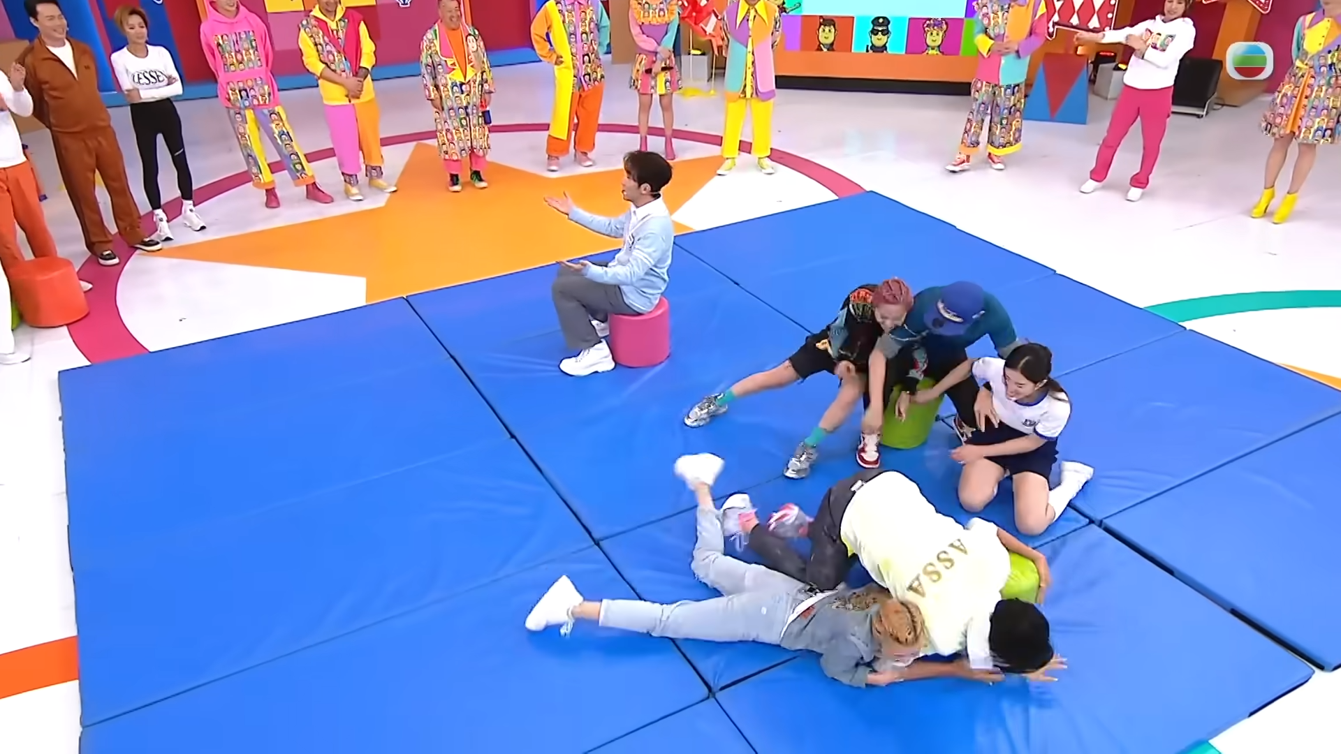 郭珮文疑被梁競徽鹹豬手。