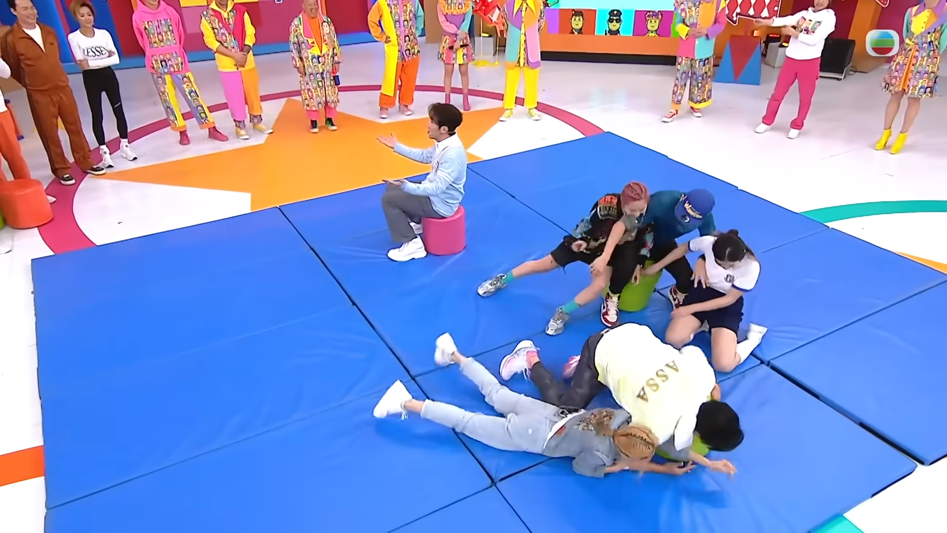 郭珮文疑被梁競徽鹹豬手。