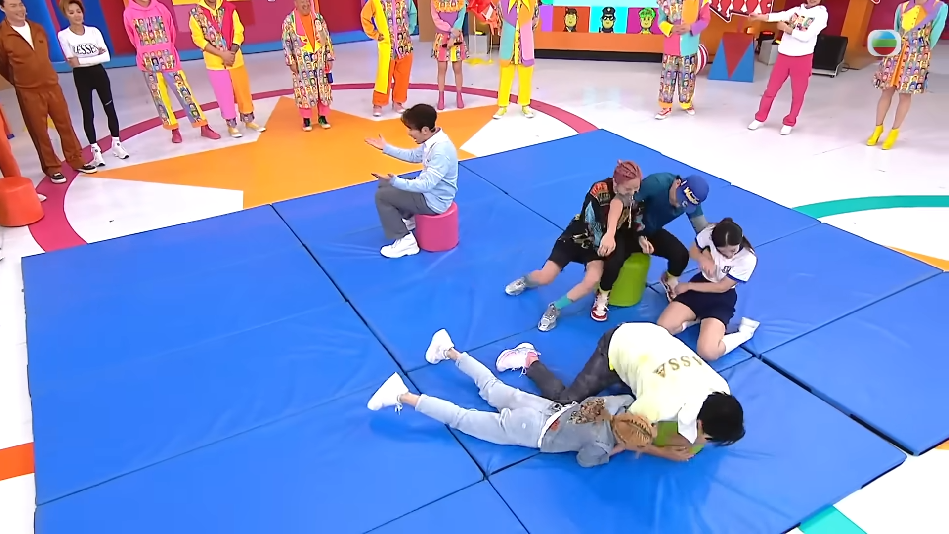 郭珮文疑被梁競徽鹹豬手。