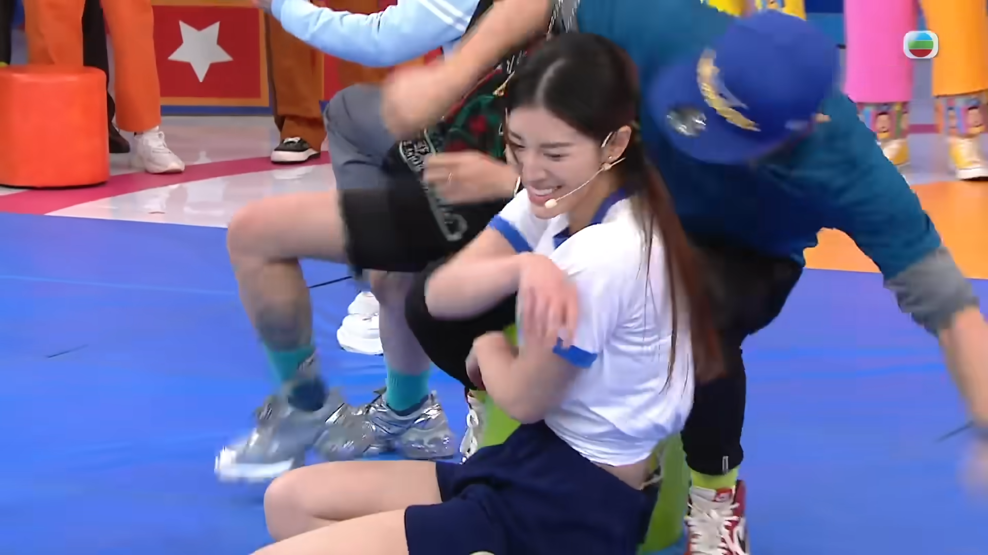 郭珮文疑被梁競徽鹹豬手。