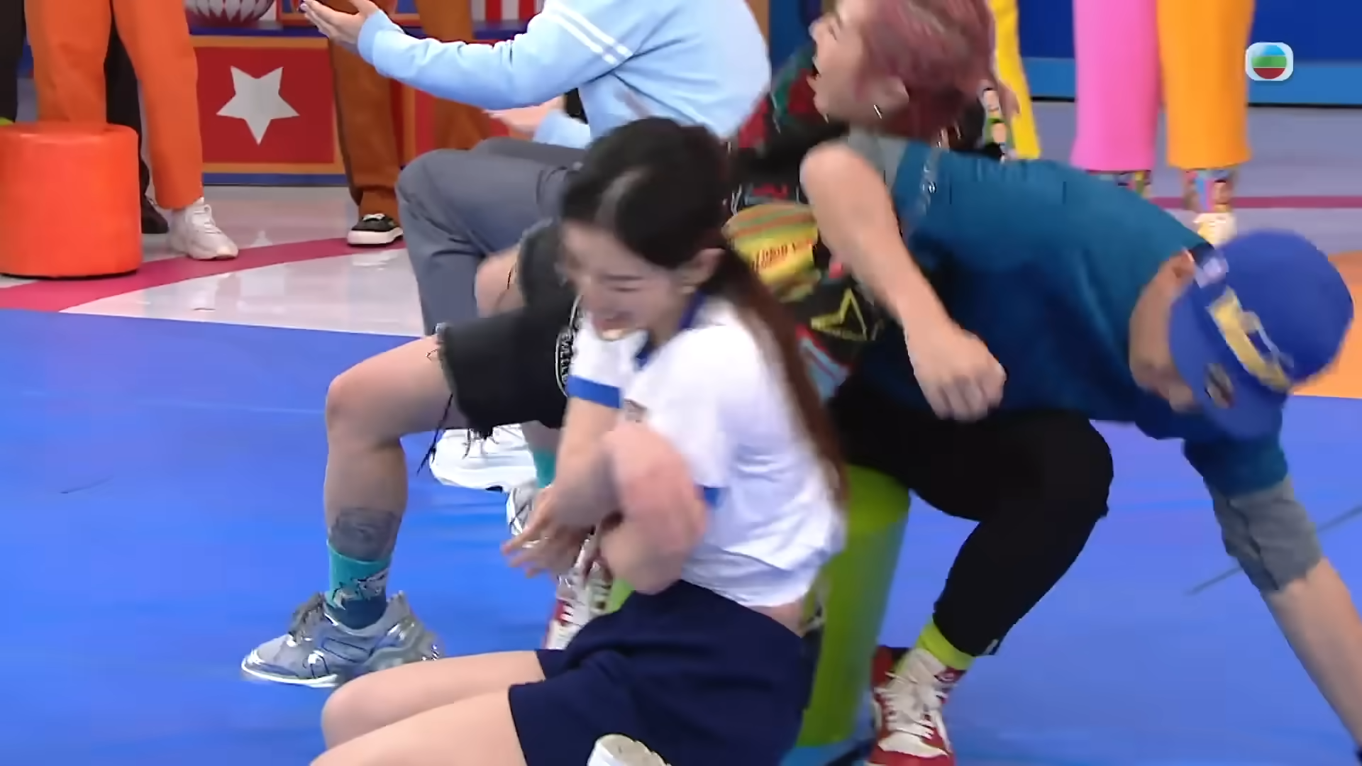 郭珮文疑被梁競徽鹹豬手。