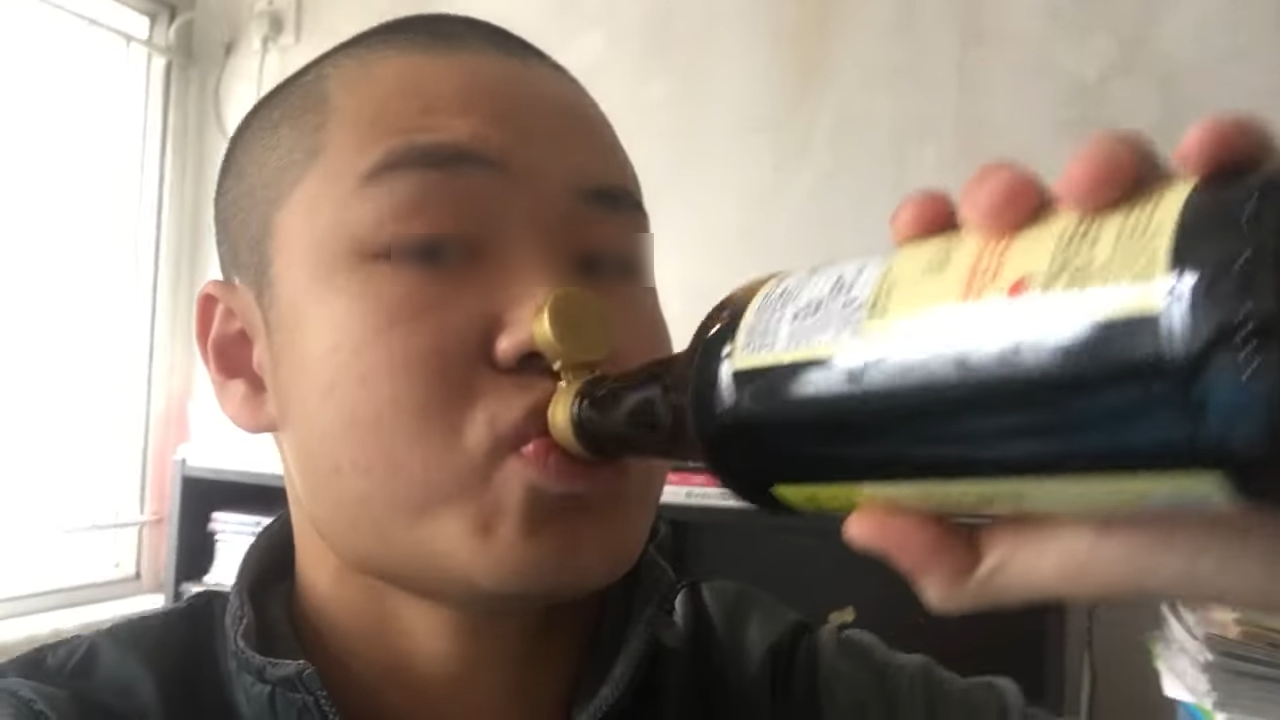 光頭Bob試過飲豉油。