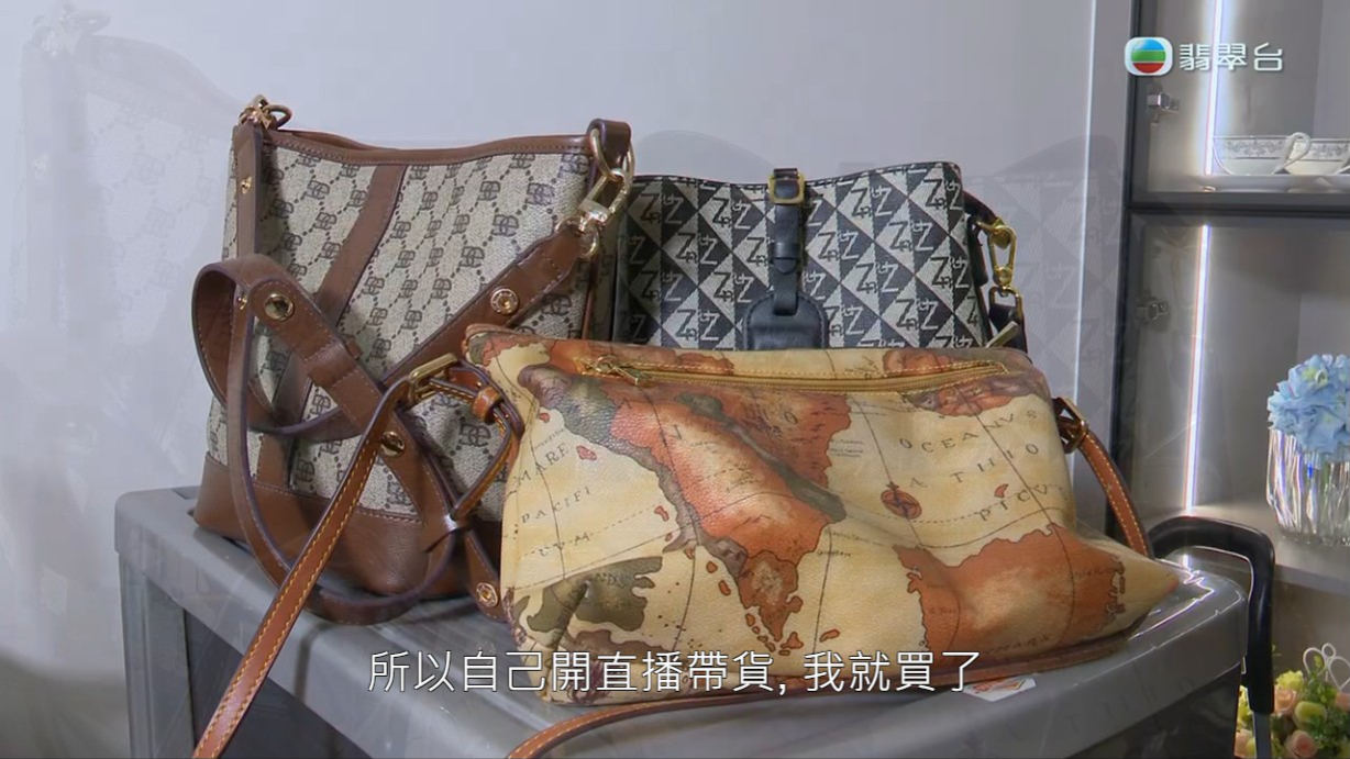 何太展示自己的A貨手袋及A貨珍珠耳環。