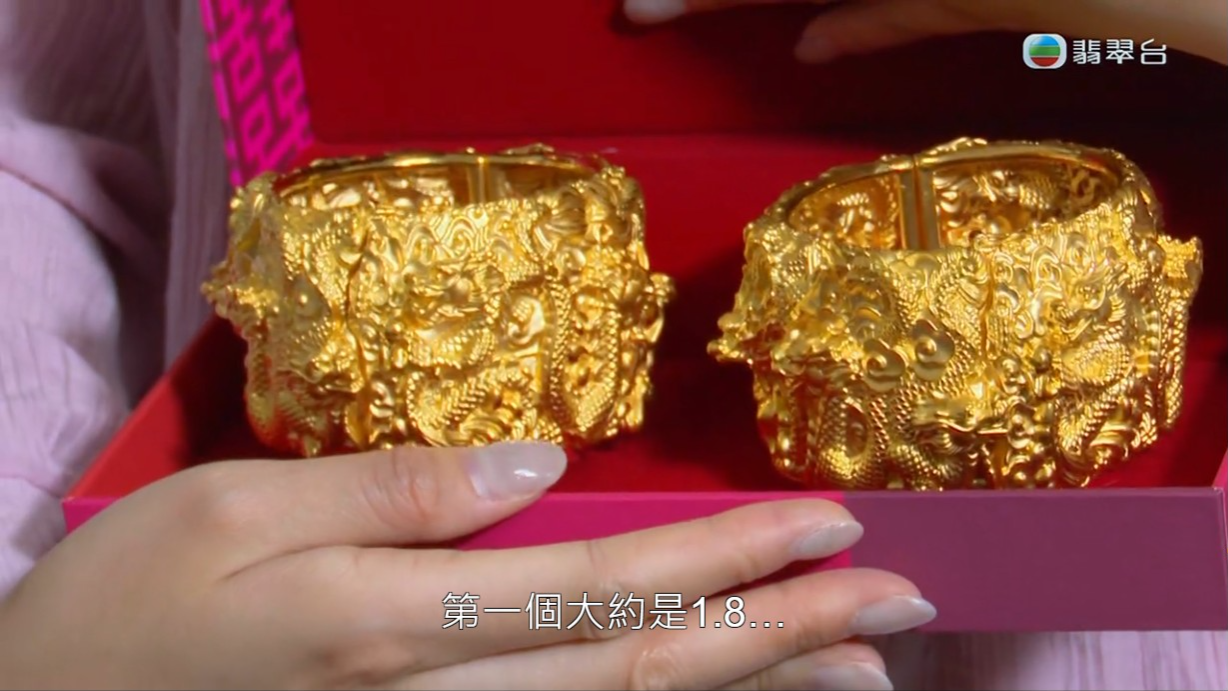 何太晒近10萬元龍鳳鈪,是何伯給她的情人節禮物。