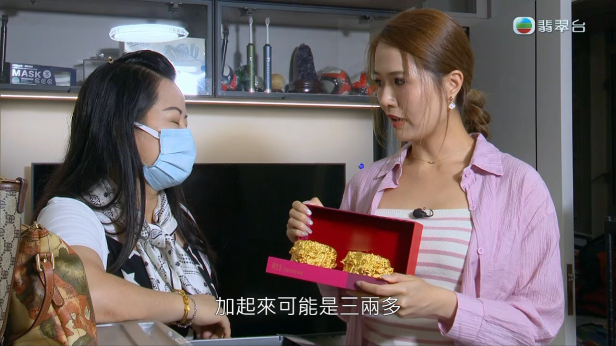 何太晒近10萬元龍鳳鈪,是何伯給她的情人節禮物。