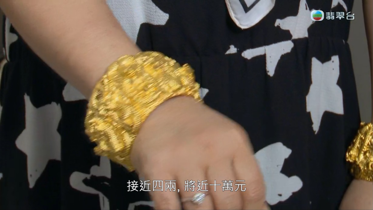 何太晒近10萬元龍鳳鈪,是何伯給她的情人節禮物。