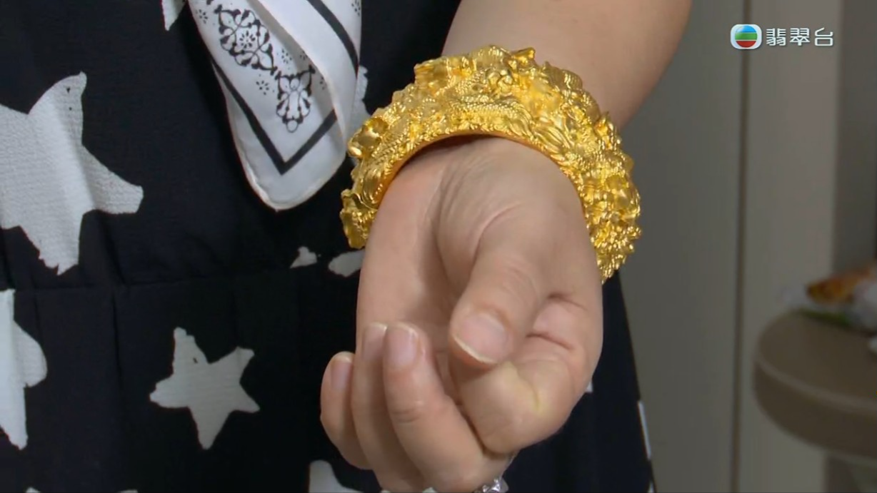 何太晒近10萬元龍鳳鈪,是何伯給她的情人節禮物。