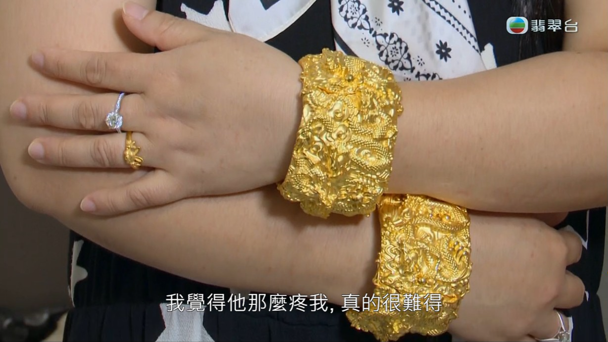 何太晒近10萬元龍鳳鈪,是何伯給她的情人節禮物。
