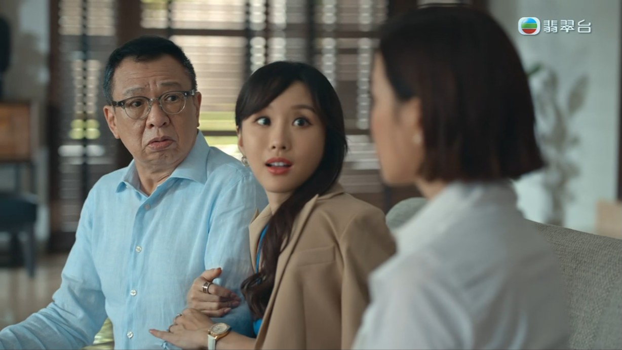 許紹雄在劇中再婚,太太是陳靜,現實中二人相差41年。