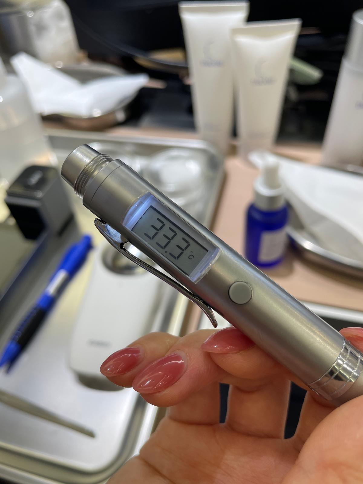 專櫃專員為客人透過儀器檢測角質健康狀態,包括測量面部皮膚溫度及角質分布狀態。