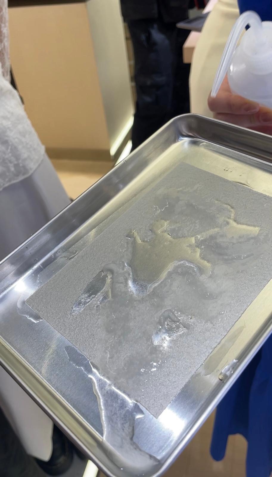 品牌專員示範用水壺噴水,模擬平日用花灑洗面的情況,可見已令薄紙破損。