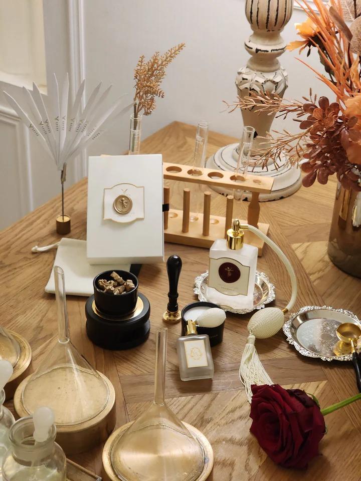 15ml 個人專屬調配香水 $420(下);60ml 個人專屬調配香水 $620(上)