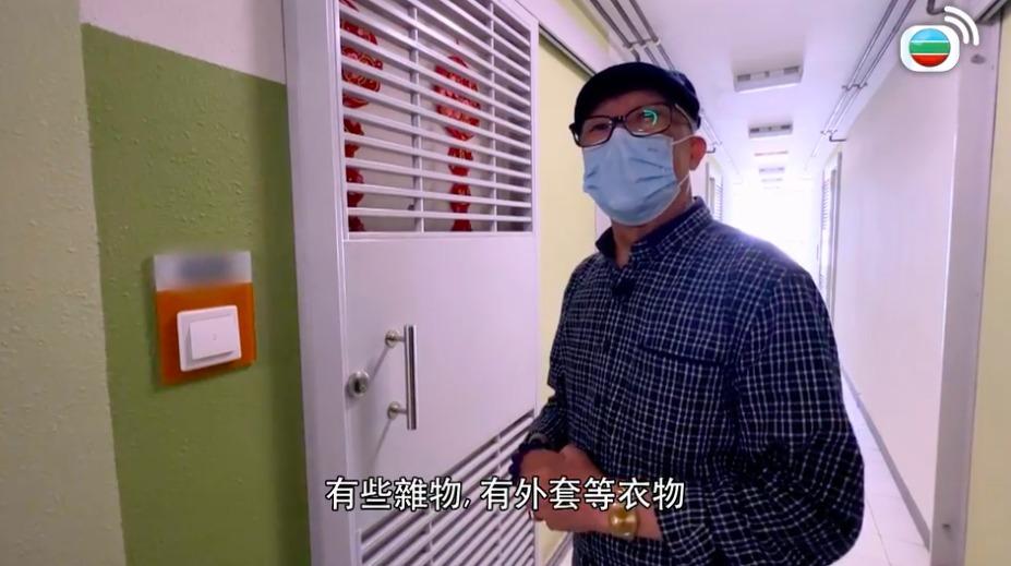 何伯本來同二仔同住,但係佢帶攝製隊上去二仔屋企拎返個人物品,就發現大門已換鎖。