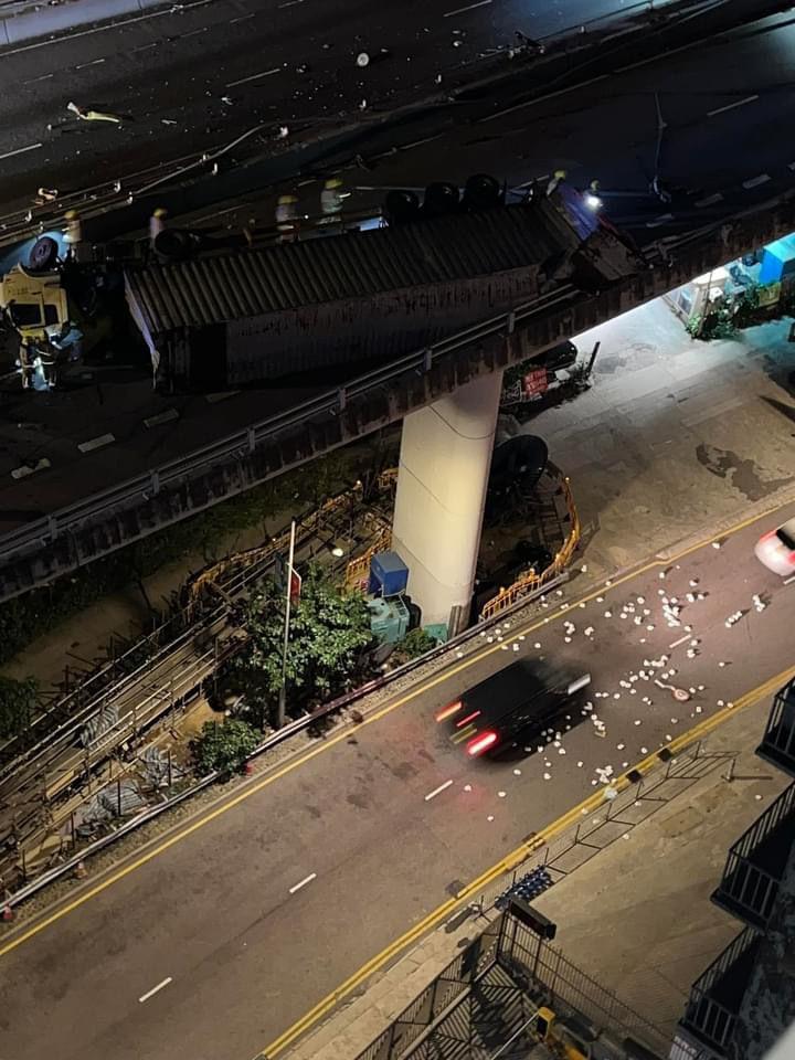 車Cam直擊|荃灣路貨櫃車撞壆翻側 司機飛墮20米橋底亡(有片)