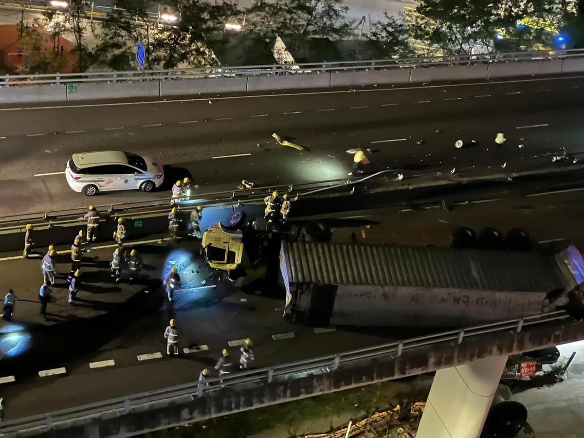 車Cam直擊|荃灣路貨櫃車撞壆翻側 司機飛墮20米橋底亡(有片)